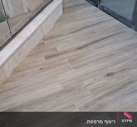 ריצוף חוץ במרפסת באריחי גרניט פורצלן דמוי פרקט